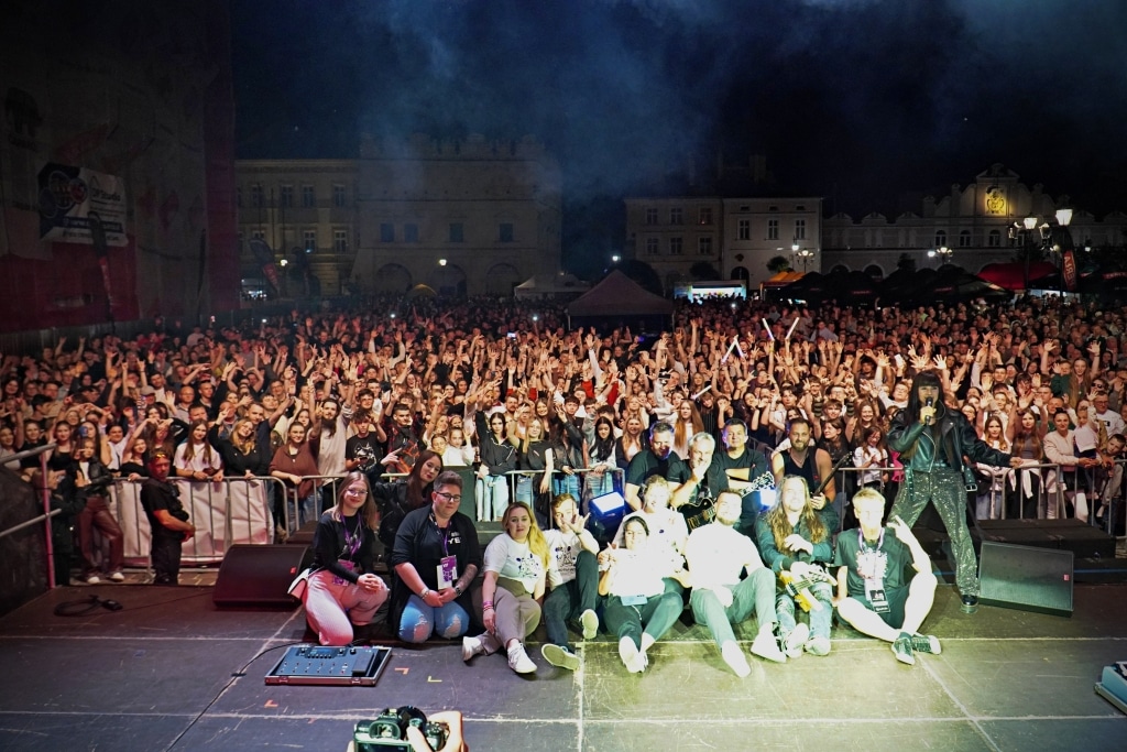 Artyści i fani na Juwenaliach 2025: koncert i tłumy na placu