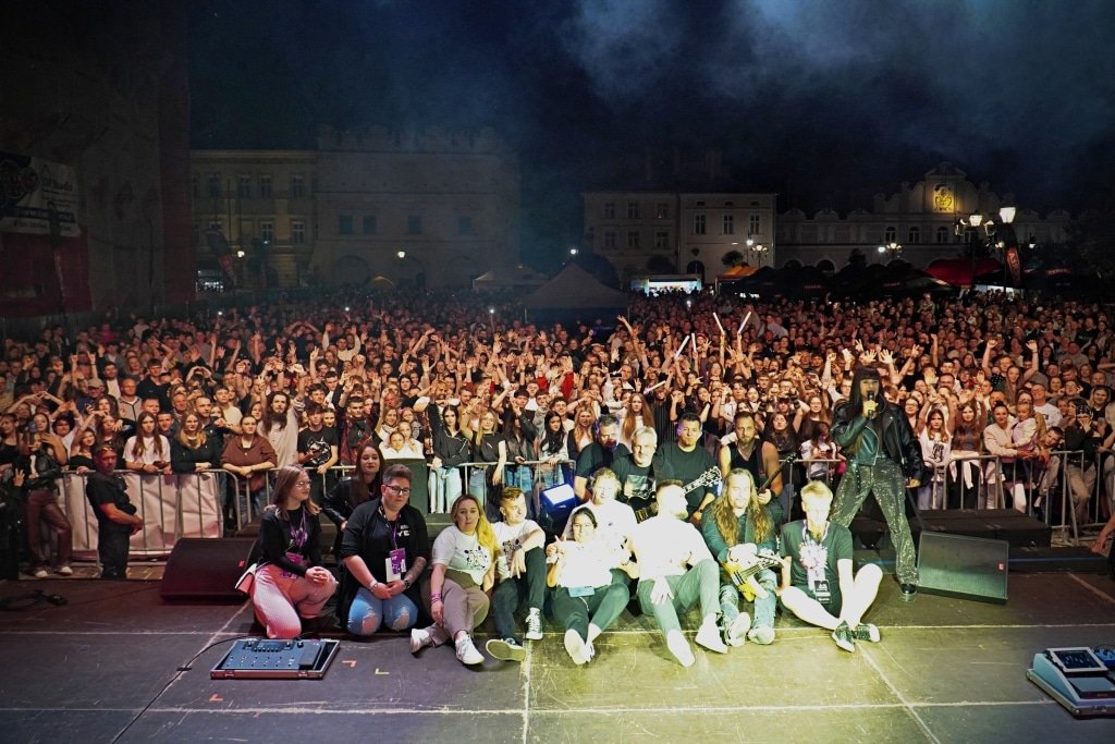 Artyści na scenie podczas Juwenaliów 2025, tłum fanów na koncercie
