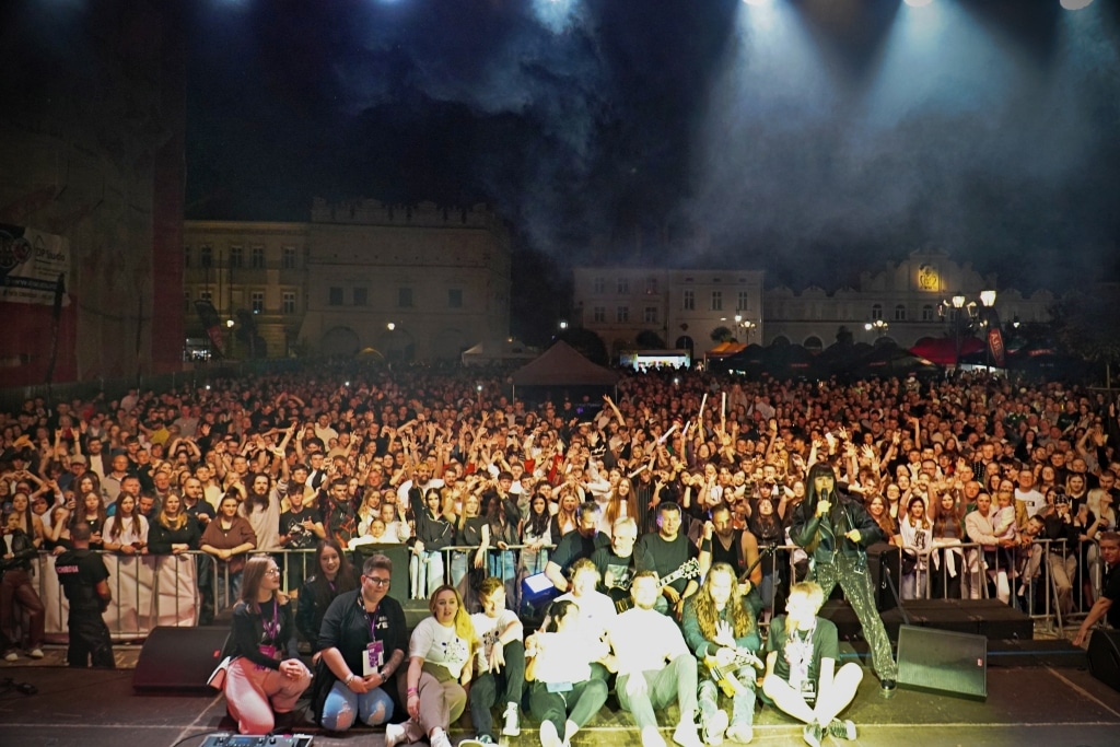Zespół na scenie podczas Juwenaliów 2025, tłum fanów na koncercie