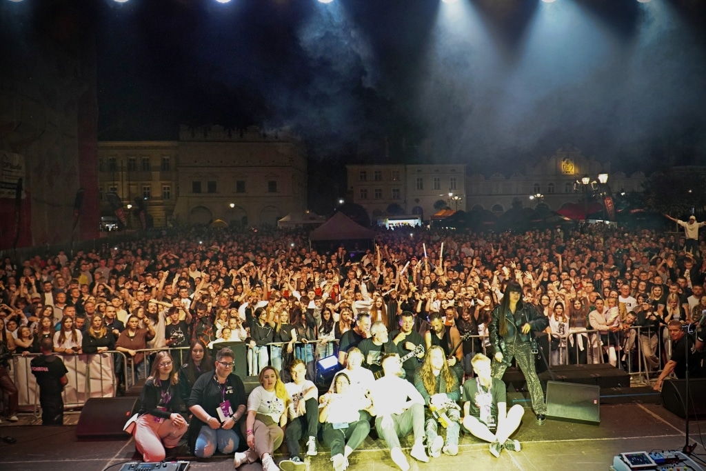 Grupa ludzi na scenie podczas koncertu Juwenalia 2025