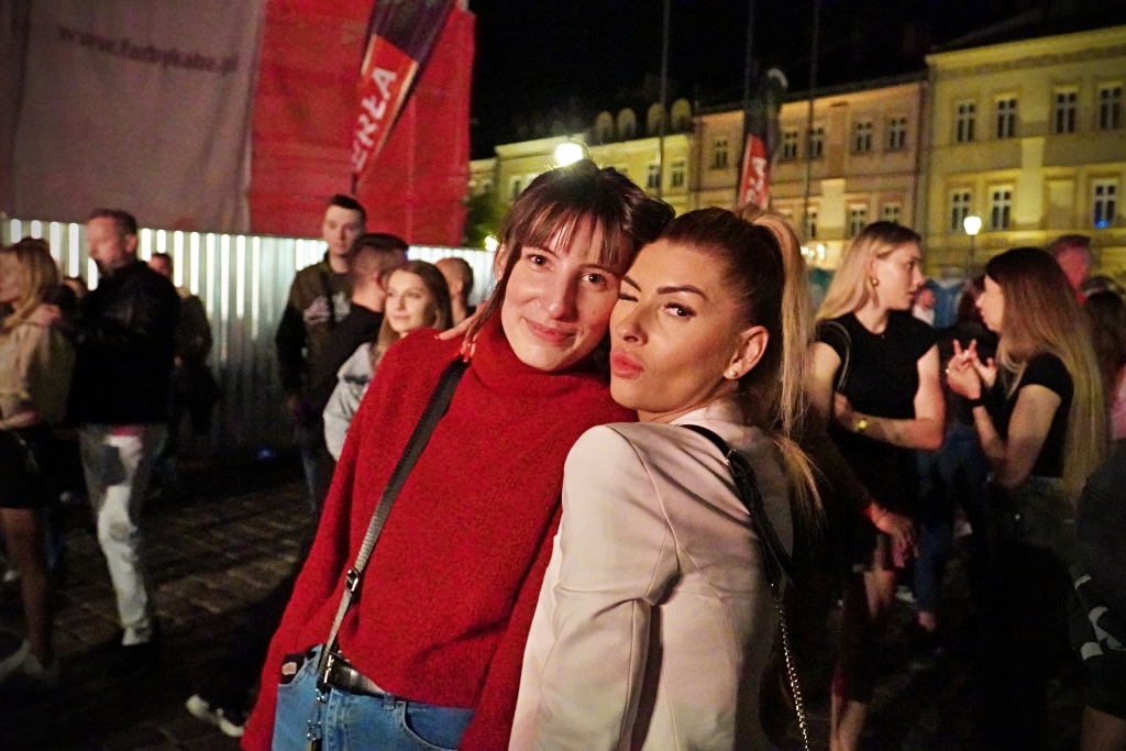 Dziewczyny na Juwenaliach 2025 pozują do zdjęcia w tłumie.