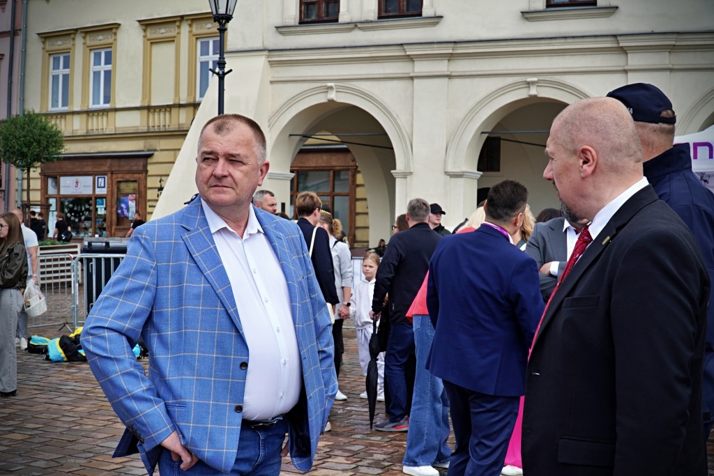 Mężczyźni w garniturach podczas Juwenaliów 2025