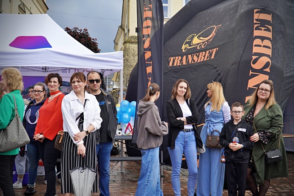 Uczestnicy Juwenaliów 2025 stoją przed namiotem Transbet