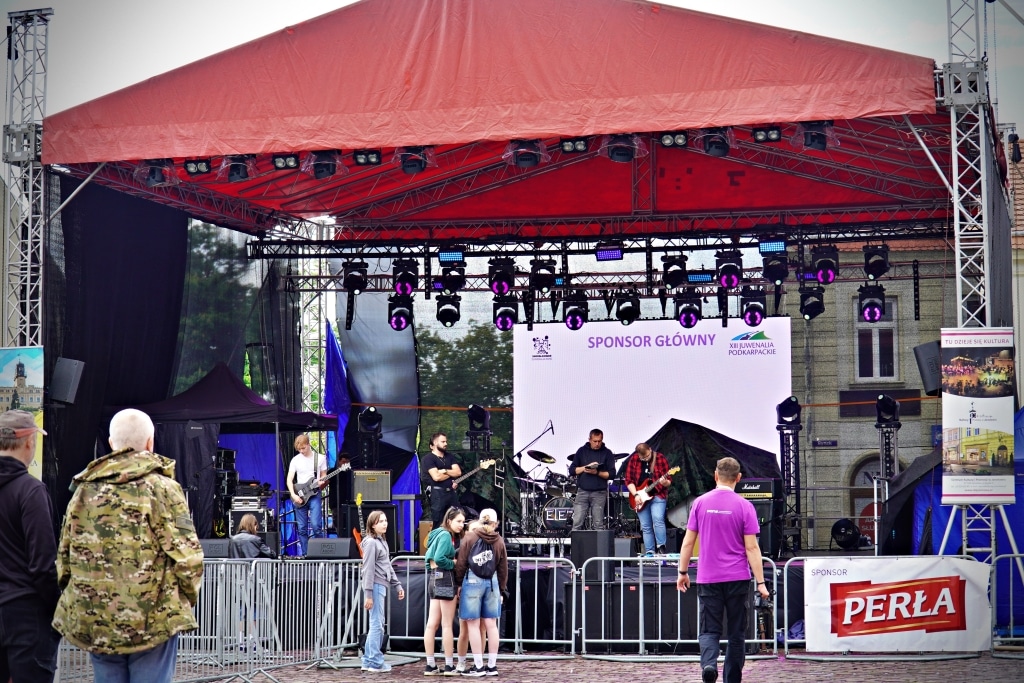 Zespół muzyczny grający na scenie podczas Juwenaliów 2025