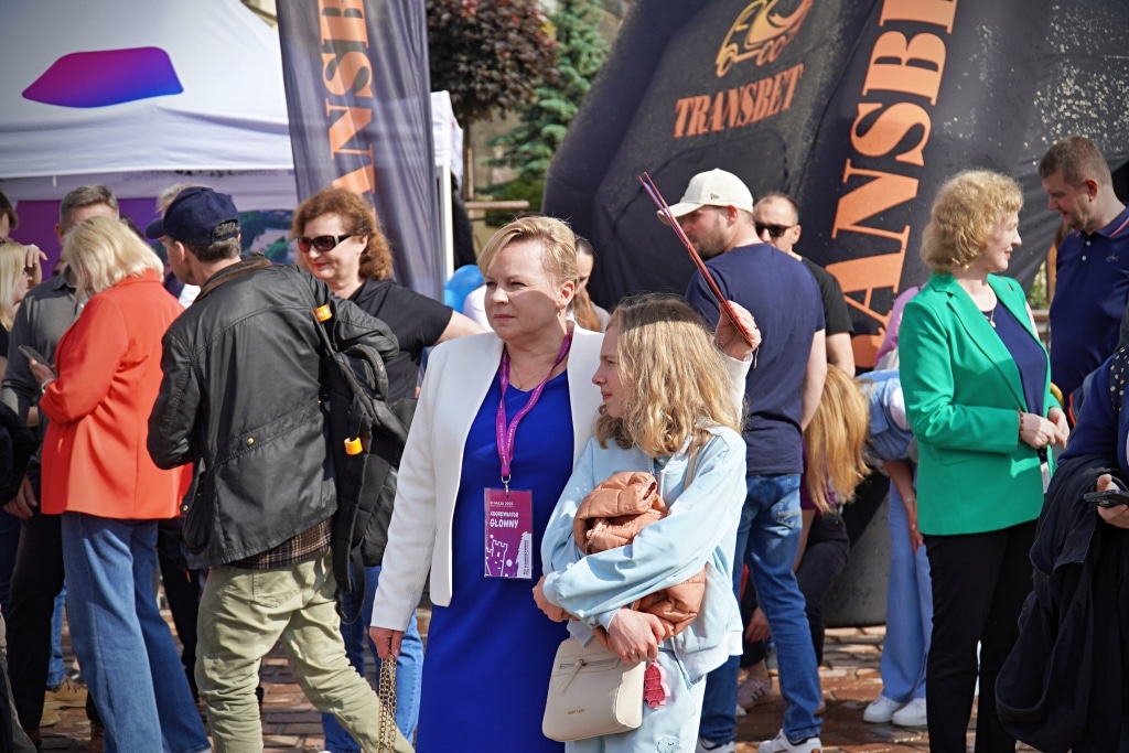 Uczestnicy Juwenaliów 2025, kobiety z identyfikatorami, tłum.