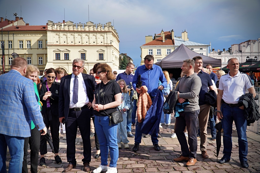 Grupa ludzi na placu podczas Juwenaliów 2025