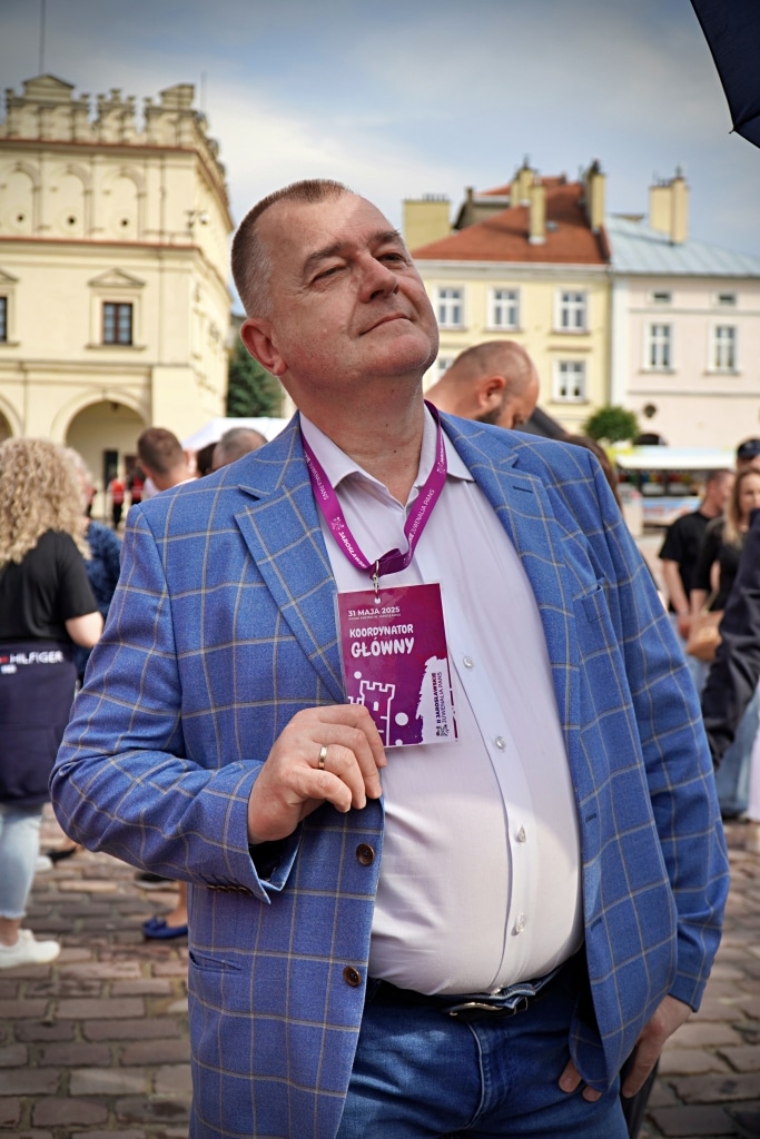 Mężczyzna w niebieskiej marynarce z identyfikatorem Juwenalia 2025