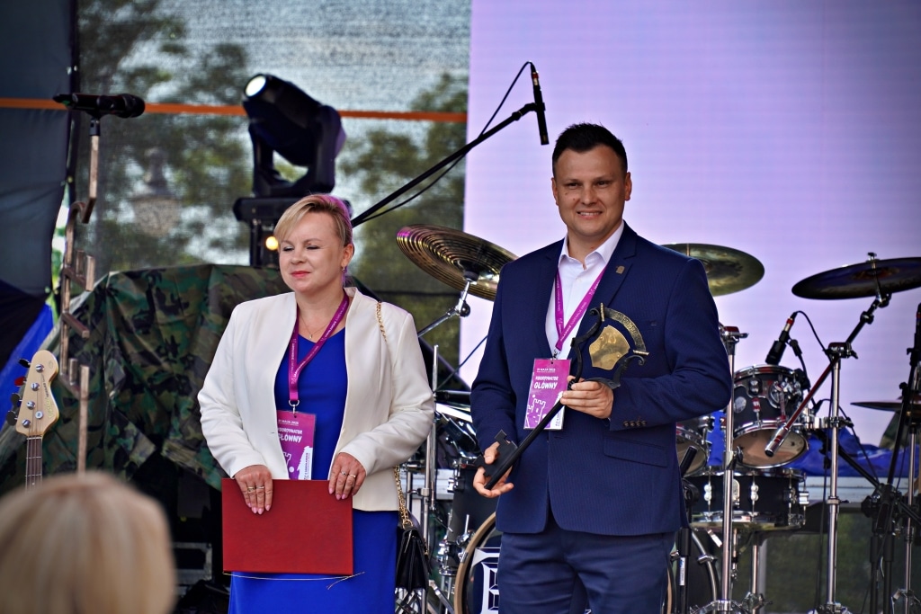 Para odbiera nagrody na Juwenaliach 2025