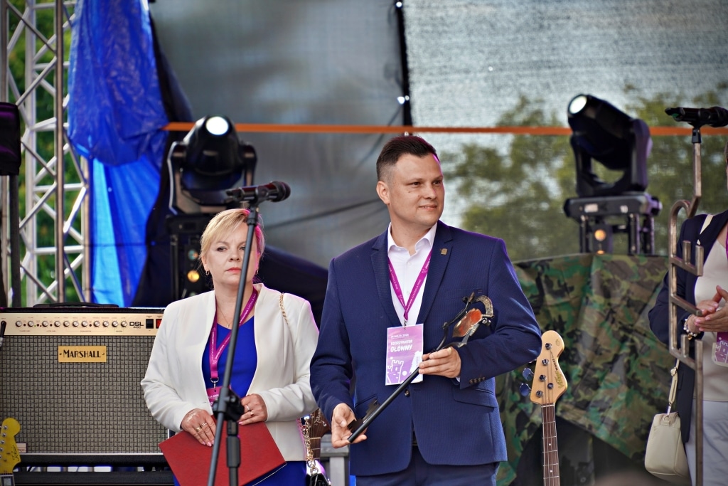 Para prezentuje nagrodę na Juwenaliach 2025