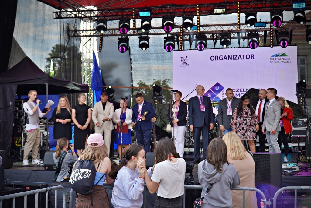 Uroczystość na Juwenaliach 2025, organizatorzy na scenie.