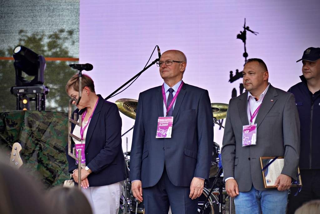 Oficjalne osoby na scenie podczas Juwenaliów 2025