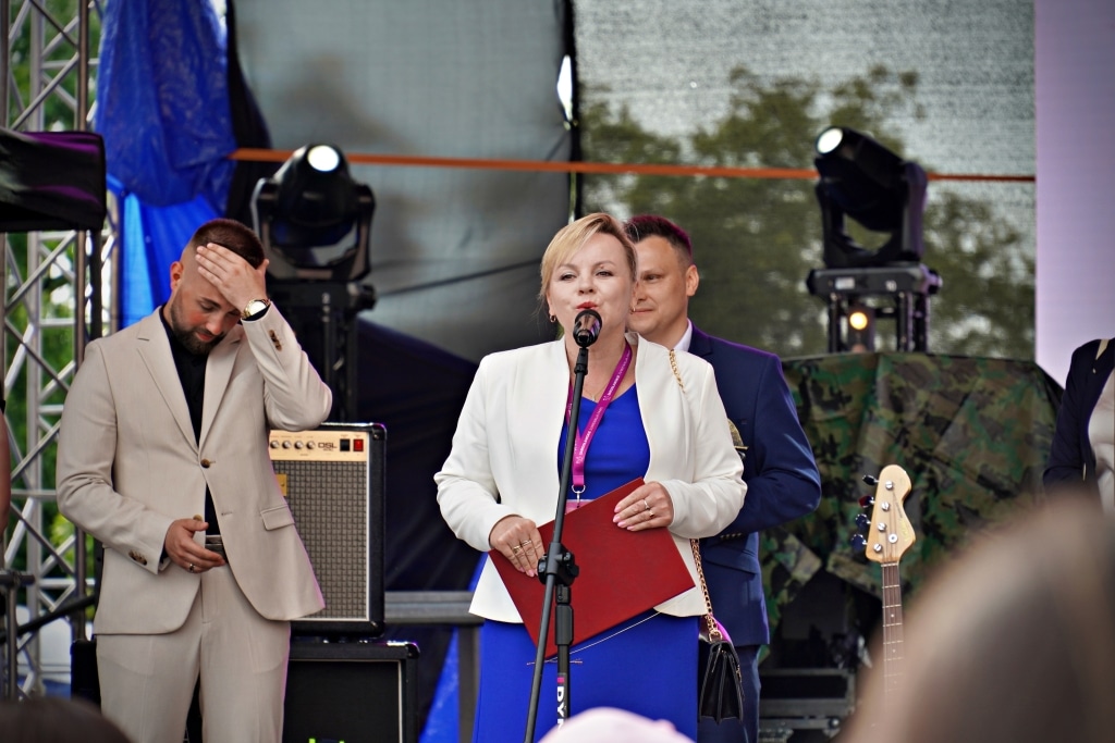 Kobieta w białej marynarce przemawia na Juwenaliach 2025