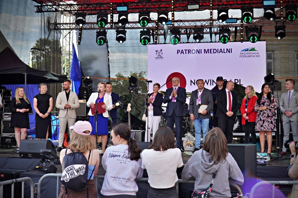 Uczestnicy Juwenaliów Podkarpackich 2025 na scenie z logo patronów medialnych
