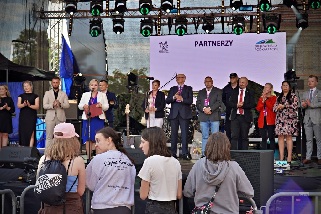 Uroczystość na Juwenaliach Podkarpackie 2025 z partnerami na scenie.