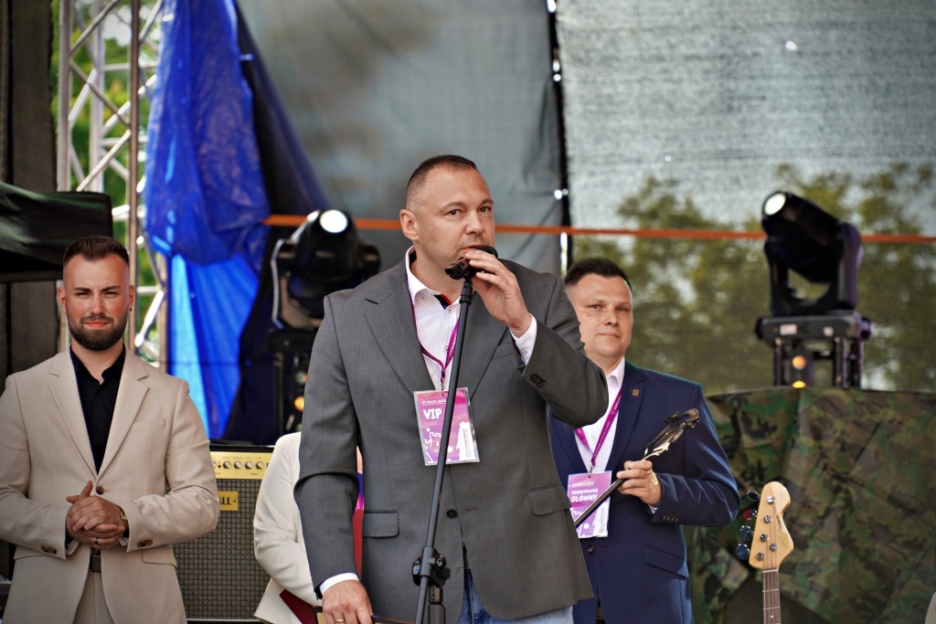 Mężczyzna w garniturze przemawia na scenie podczas Juwenaliów 2025.