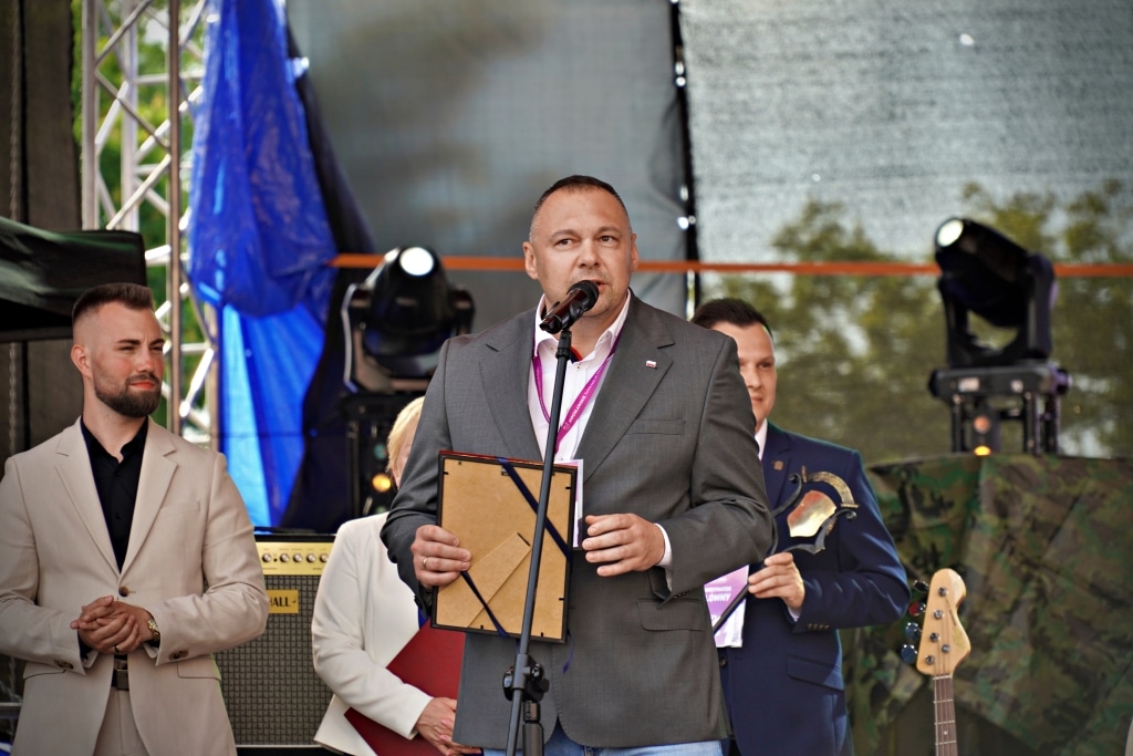 Mężczyzna w garniturze przemawia na scenie podczas Juwenaliów 2025