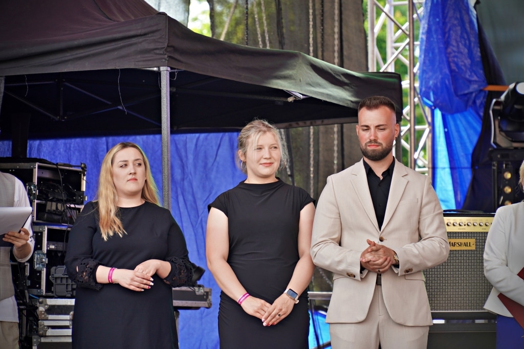 Prezenterzy na scenie podczas Juwenaliów 2025