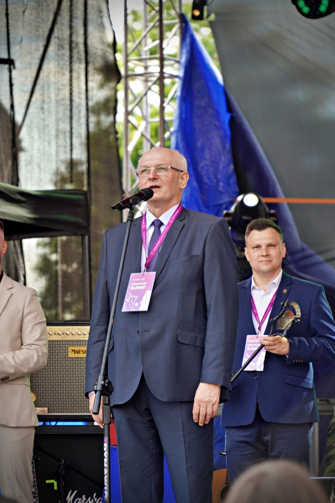 Mężczyzna w garniturze przemawia na scenie podczas Juwenaliów 2025