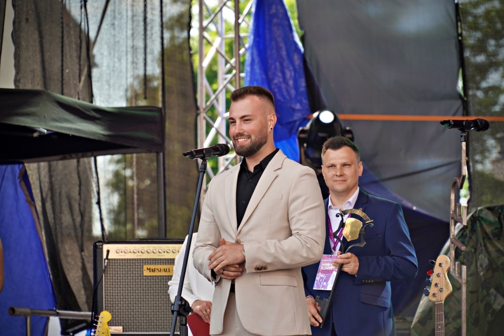 Nagroda na Juwenaliach 2025: Mężczyzna w garniturze odbiera statuetkę.