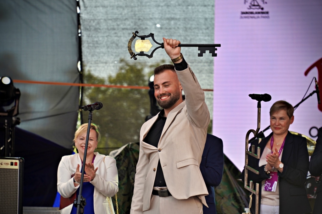 Mężczyzna z kluczem miasta na Juwenaliach 2025