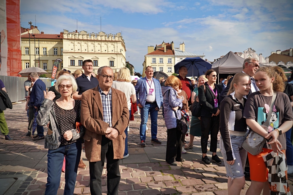 Tłum ludzi na Juwenaliach 2025 w Krakowie, w tle zabytkowa zabudowa