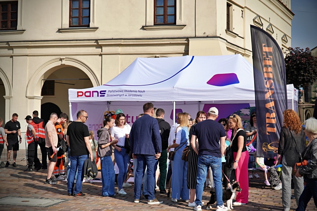 Ludzie przy namiocie PANS podczas wydarzenia Juwenalia 2025