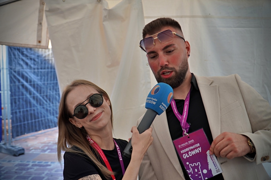 Koordynator Główny Juwenalia 2025 udziela wywiadu z mikrofonem