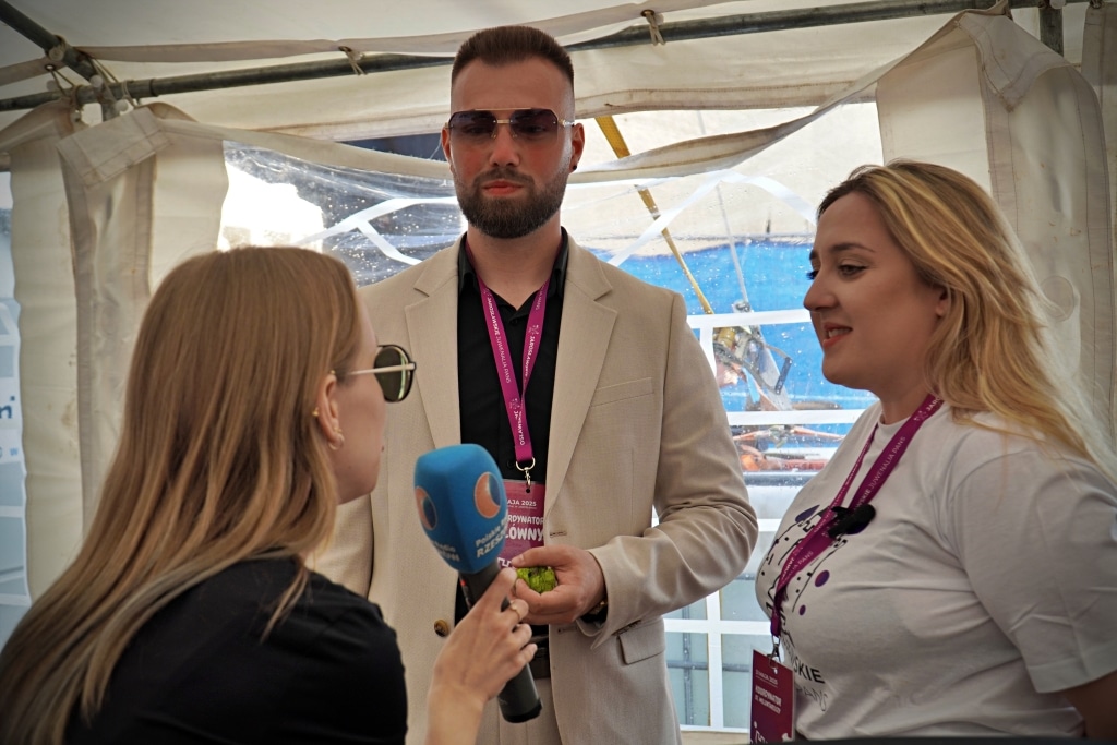 Wywiad podczas Juwenaliów 2025: mężczyzna w garniturze i dwie kobiety