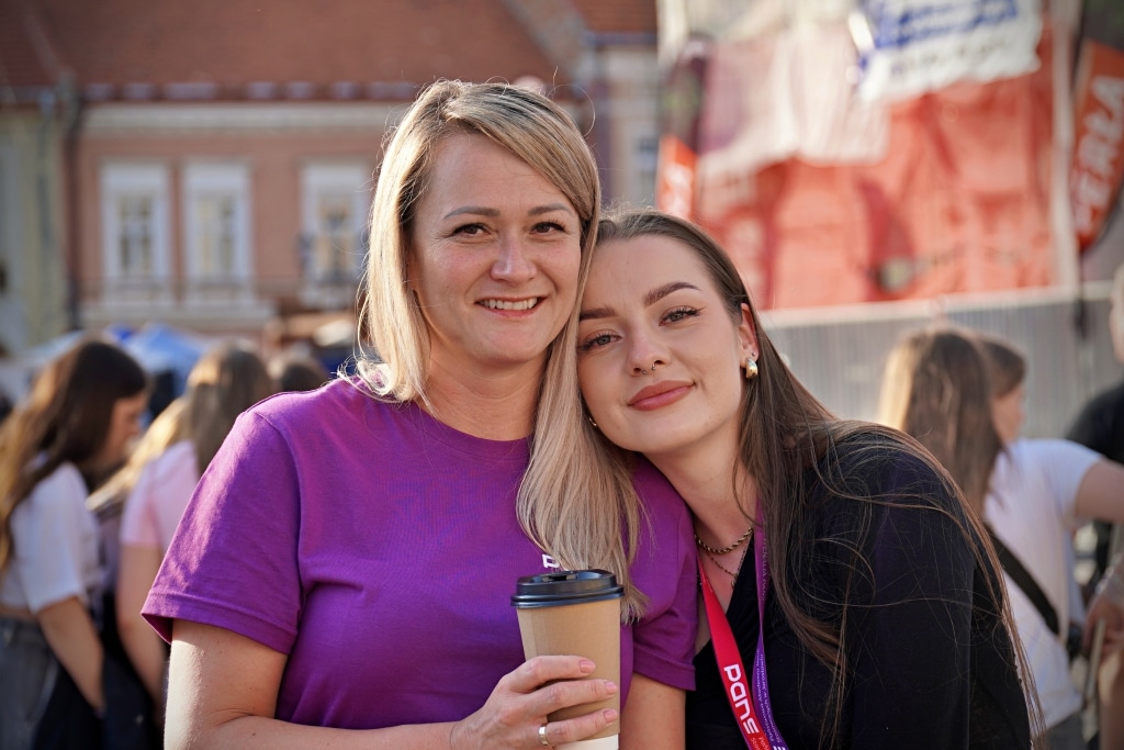 Matka z córką na Juwenaliach 2025 z kubkiem kawy