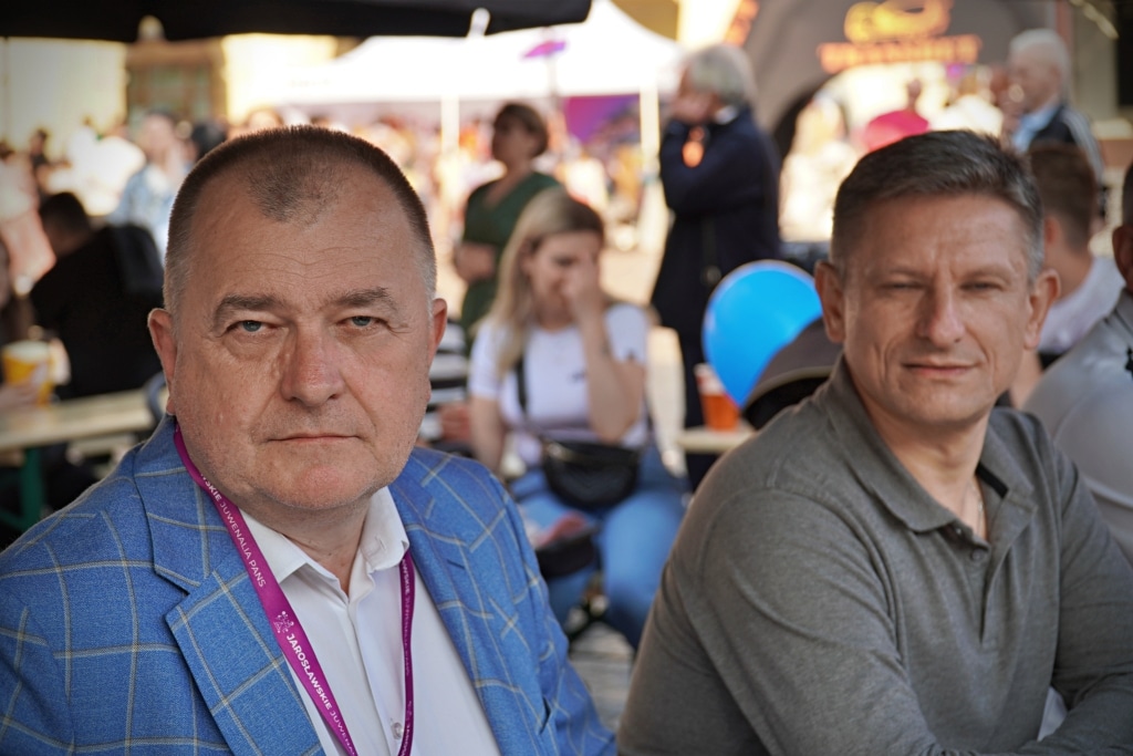 Mężczyźni na Juwenaliach 2025, jeden w niebieskiej marynarce, drugi w szarej koszulce.