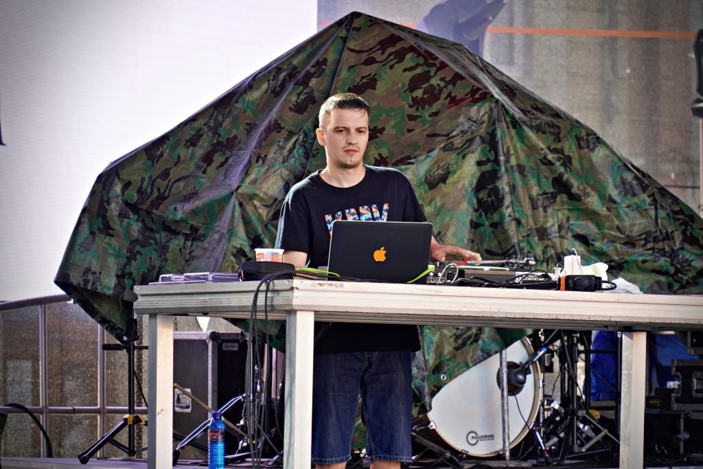 DJ na Juwenaliach 2025 przy laptopie i sprzęcie DJ-skim