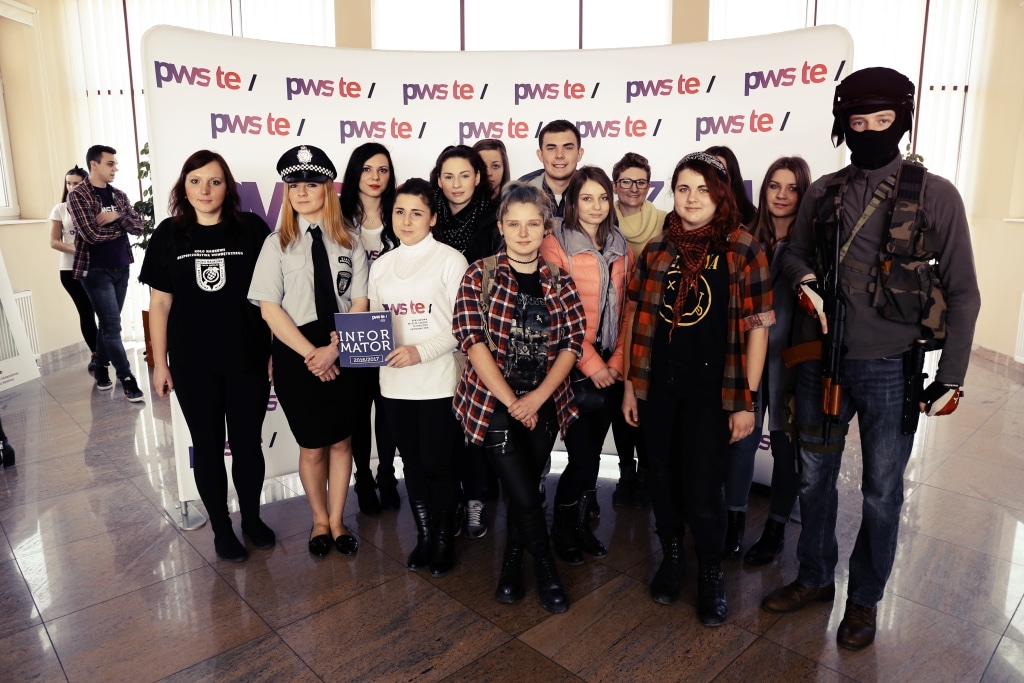 Grupa studentów i pracowników PWSZ podczas Dnia Otwartego 2016