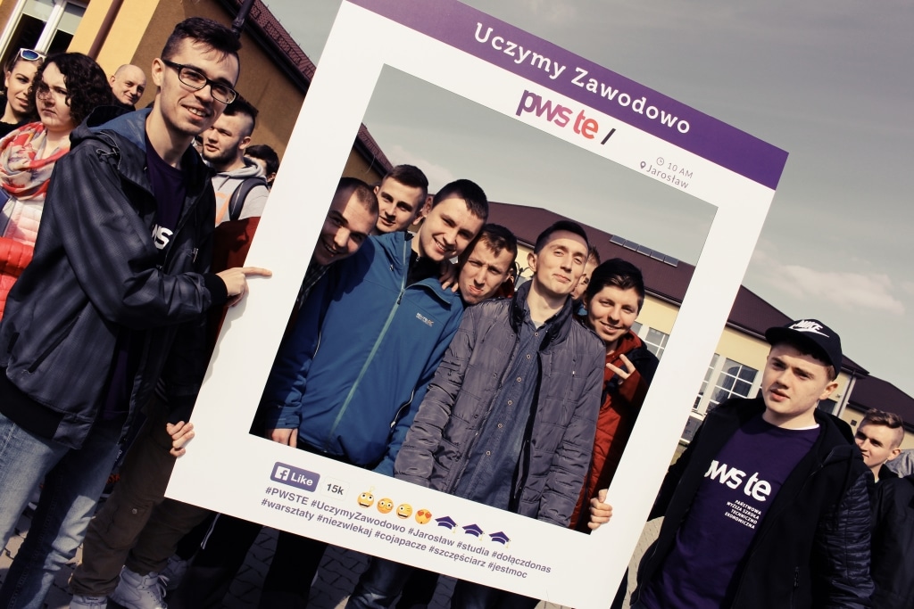 Uczestnicy Dnia Otwartego 2016 PWSZ w Jarosławiu pozują do zdjęcia w ramce.
