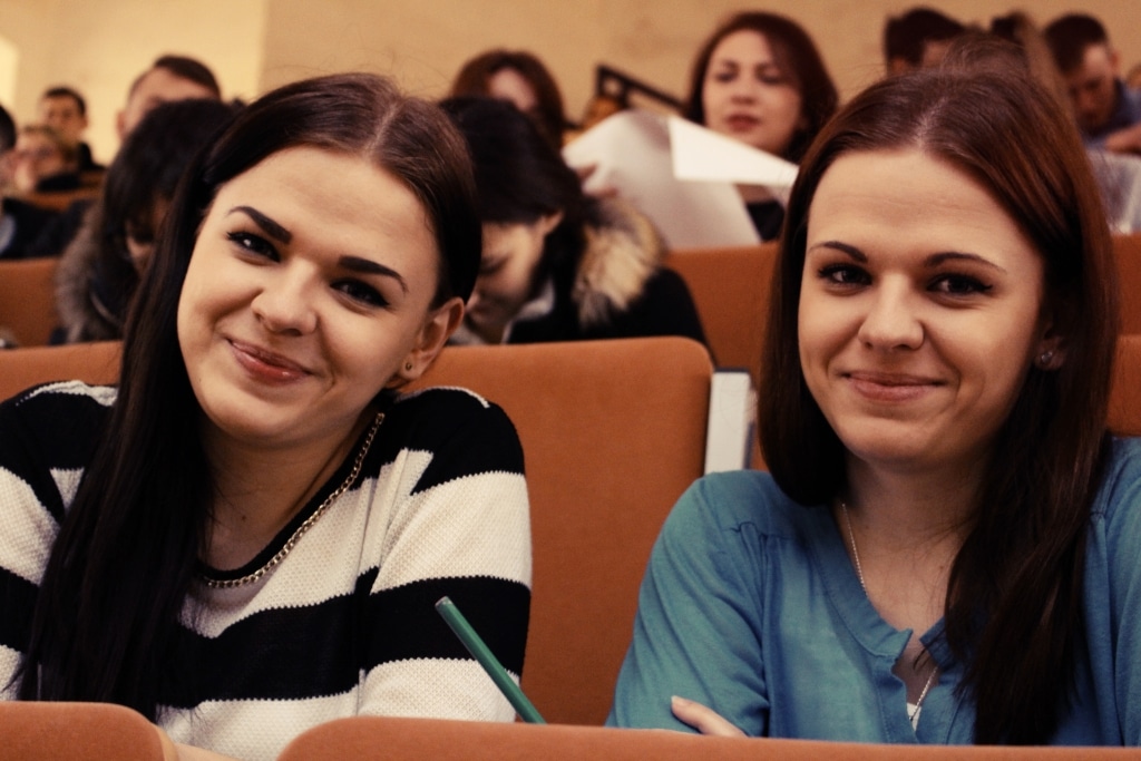 Dwie studentki na Dniu Otwartym 2016