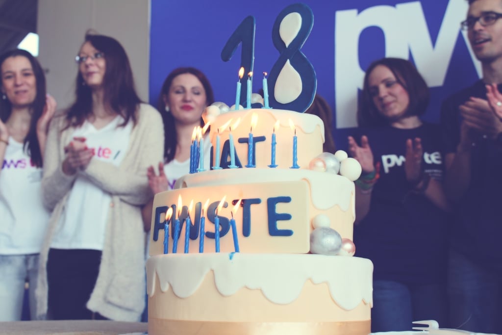 Tort urodzinowy z napisem „18 FINNSTE” na Dniu Otwartym 2016