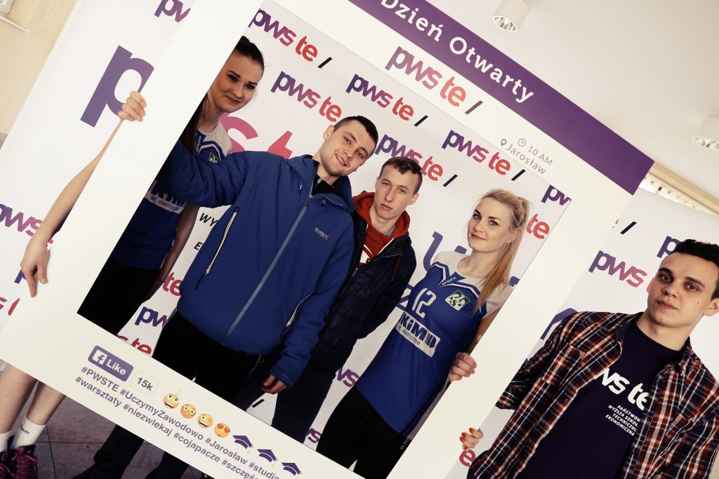 Uczestnicy Dnia Otwartego PWSZ Jarosław pozują do zdjęcia w ramce.