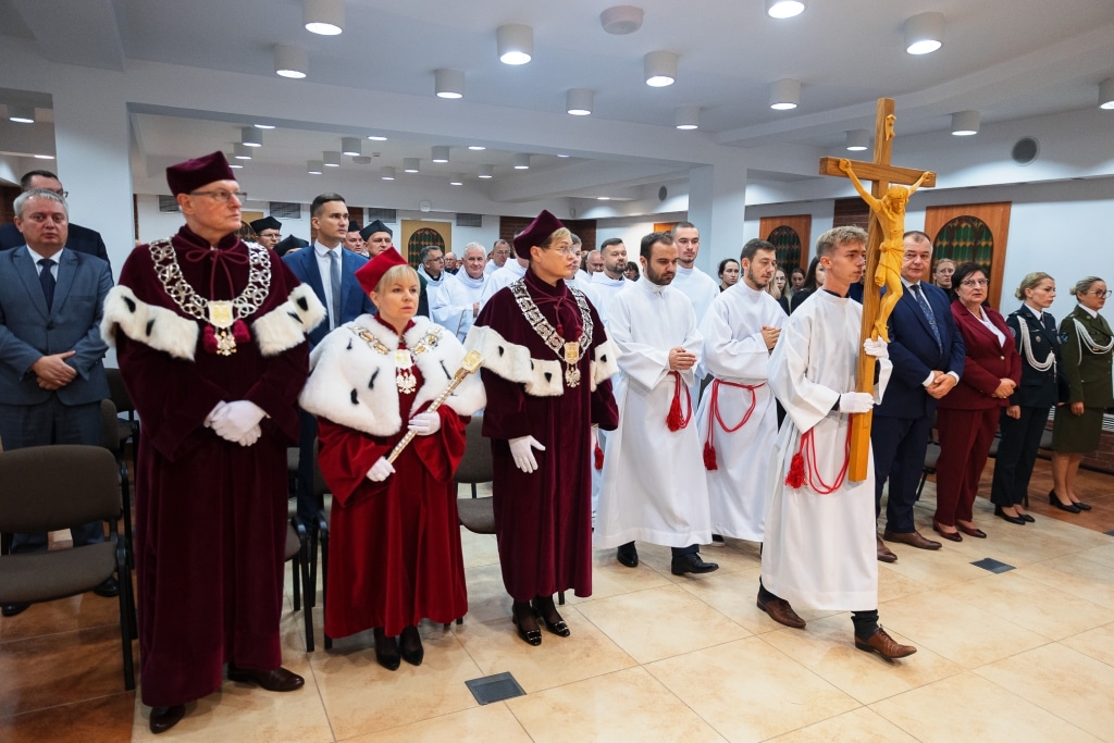 Uroczysta inauguracja roku akademickiego 2025/2026 z udziałem profesorów w togach.