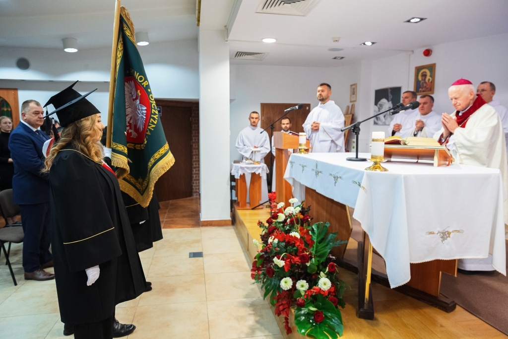 Uroczysta inauguracja roku akademickiego 2025/2026 z udziałem duchowieństwa i studentów.