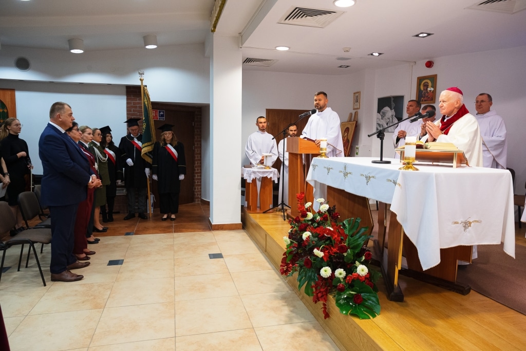 Inauguracja 2025/2026: ceremonia w kościele z księdzem i studentami