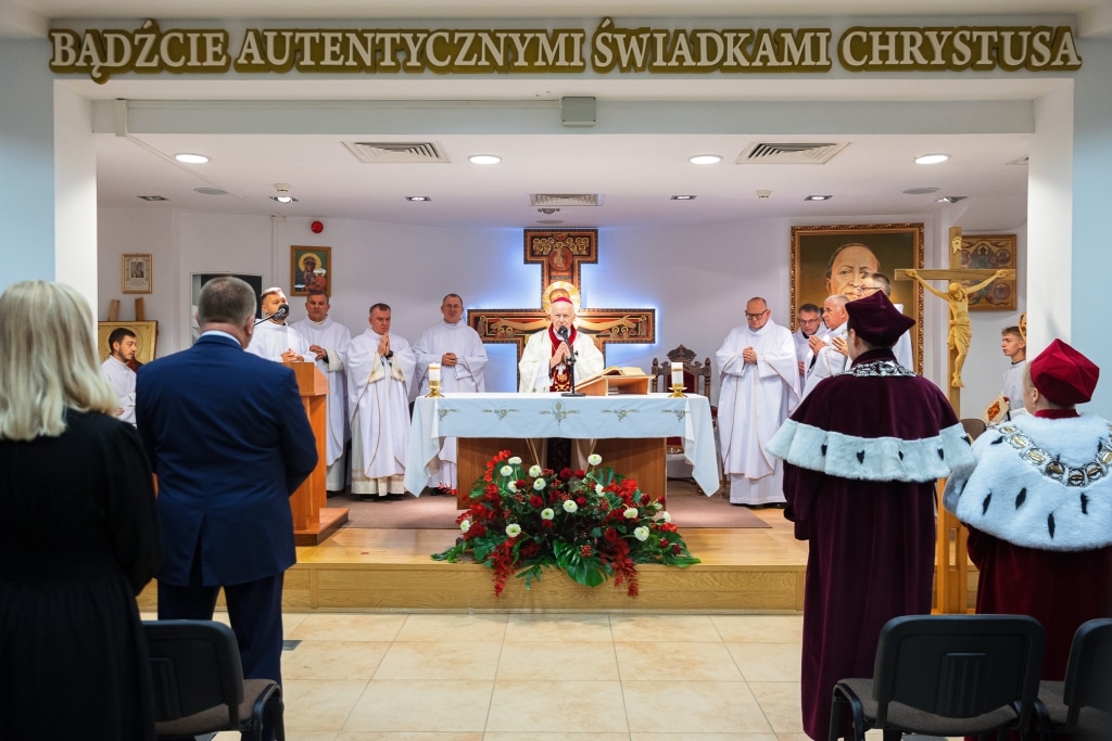 Uroczysta inauguracja roku 2025/2026 w kościele z biskupem przy ołtarzu.