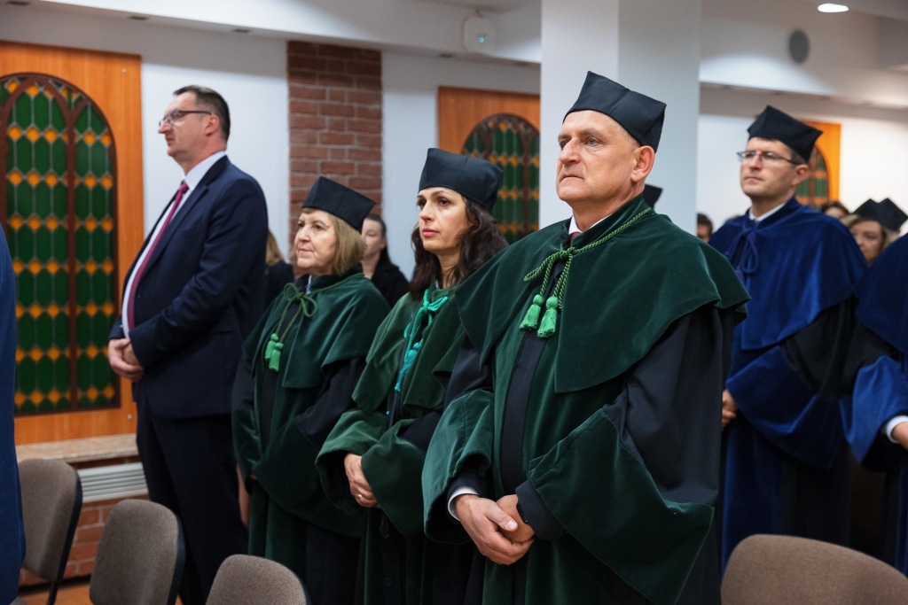 Uroczysta inauguracja roku akademickiego 2025/2026 z udziałem profesorów w togach.