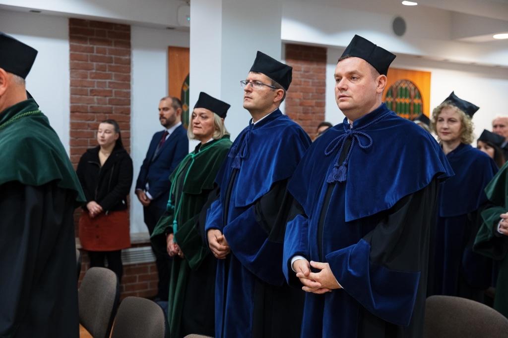 Uroczysta inauguracja roku akademickiego 2025/2026 z udziałem profesorów w togach.