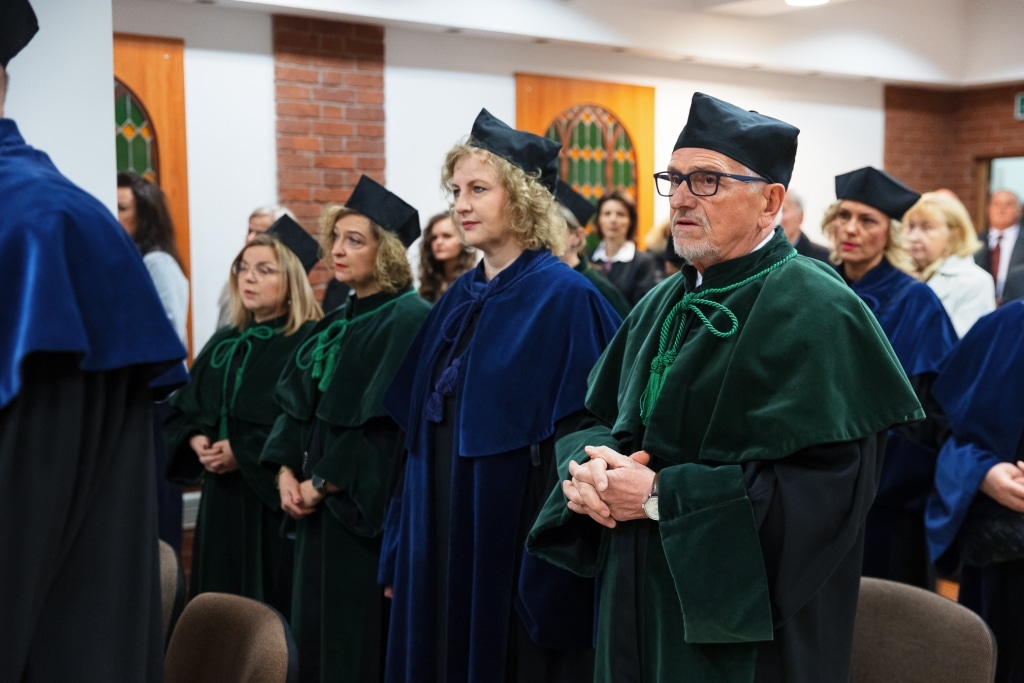 Uroczysta inauguracja roku akademickiego 2025/2026 z udziałem profesorów w togach.