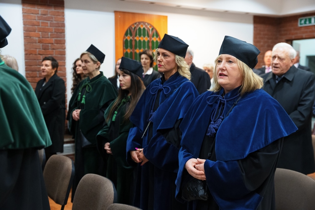 Uroczysta inauguracja roku akademickiego 2025/2026 z profesorami w togach.