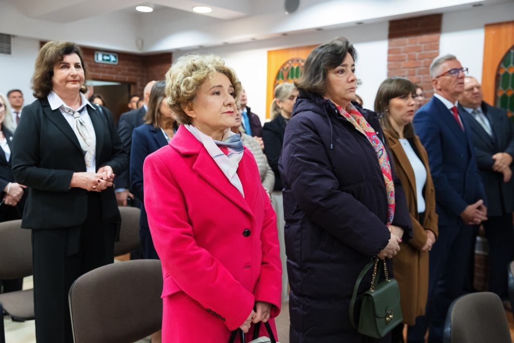Inauguracja 2025/2026, grupa osób w sali z czerwonymi cegłami