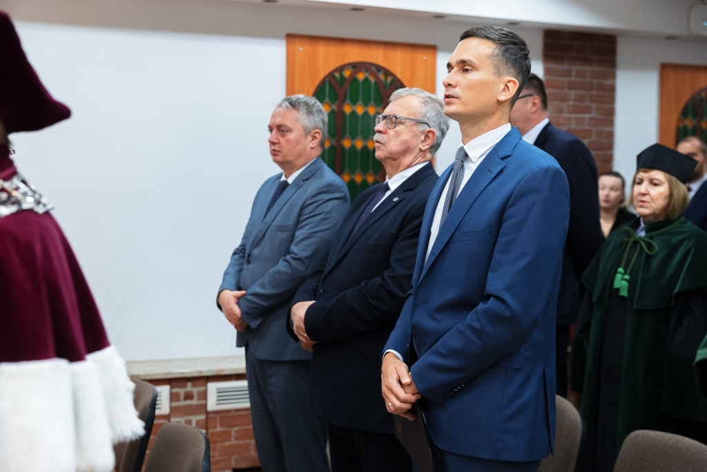 Uroczysta inauguracja roku akademickiego 2025/2026 z udziałem profesorów w togach.