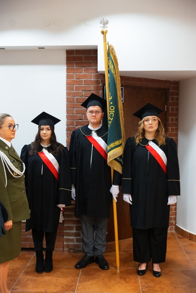 Inauguracja 2025/2026: studenci w togach z flagą i wojskową