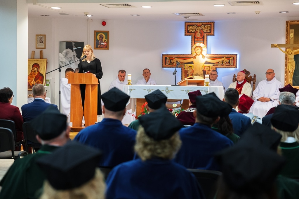 Uroczysta inauguracja roku akademickiego 2025/2026 w kościele z kaznodzieją.