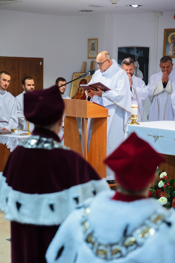 Inauguracja 2025/2026: ksiądz czyta z ambony w kościele
