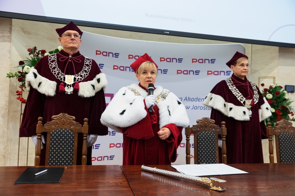 Inauguracja 2025/2026: Trzy osoby w togach akademickich na tle PANS